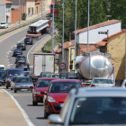 Intenso tráfico en la travesía de la carretera N-120 a su paso por la localidad de Valverde de la Virgen.