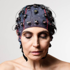 Una mujer usa un casco cerebro-ordenador.