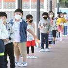 Alumnos esperan para entrar en clase en un colegio de Chuncheon, Corea del Sur. YONHAP