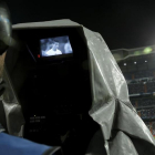 Cámara de televisión durante la retransmisión de un partido de la Champions en el Santiago Bernabéu.