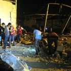 Equipos de rescate retiran los cadáveres provocados por el bombardeo. E.M.