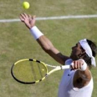 Nadal se dispone e realizar un saque en el partido que le midió a Youzhny