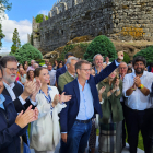 El presidente del Partido Popular, Alberto Núñez Feijóo, saluda en la inauguración del curso político ante el Castillo de Soutomaior acompañado por muchos de sus barones, entre ellos Fernández Mañueco, a la izquierda. EFE