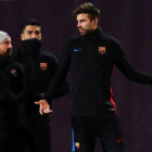 Messi, Luis Suárez y Piqué durante el entrenamiento de ayer del Barcelona. ALEJANDRO GARCÍA