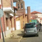 Una captura del vídeo en la que el alcalde sube a su vehículo. DL
