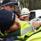 Momento del rescate del niño australiano que pasó cuatro días perdido en el bosque.