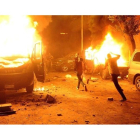 Manifestantes egipcios queman vehículos de la Policía durante unas protestas.