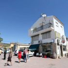 Vecinos y guardias civiles a la puerta del bar Marivel, en Castrillo-Tejeriego, lugar del crimen. RUBÉN CACHO