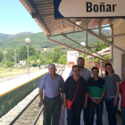 Aurora Flórez con cargos socialistas, en Boñar ayer. DL
