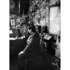 Gómez de la Serna, en los años treinta en su estudio, rodeado de carteles, fotos, teléfonos y radios