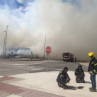 Bomberos de Ponferrada durante el incendio en las pilas de biomasa de Forestalia. ANA F. BARREDO
