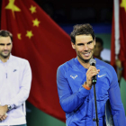 Rafa Nadal, en primer plano, felicita a Federer, detrás, después de perder la final de Shanghái contra el suizo. LIN LONG