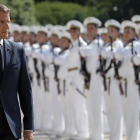 Macron pasa revista a la guardia presidencial durante su visita oficial a Bulgaria, en las afueras de Varna (Bulgaria), el 25 de agosto