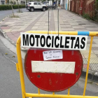 Bembibre prohibió aparcar a las motos en algunas calles. M.Á.C.