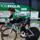 Miguel Ángel Benito, calentando minutos antes de entrar en acción en la etapa prólogo.