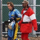 El compañero de Alonso abandona la pista tras el siniestro que sufrió
