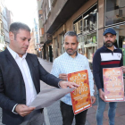 Iván Alonso, David Pacios y el portavoz del mercado, ayer. DE LA MATA
