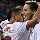 El delantero francés del Sevilla Ben Yedder celebra el gol marcado ante el Olympique. RAÚL CARO