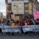 Los escolares recorrieron ayer las calles de Fabero con pancartas reivindicativas