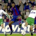 Ronaldinho trata de deshacerse de Fernando Morán y Benayoun