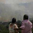 Unos vecinos castellonenses observan el incendio forestal declarado en Atzaneta