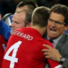 Capello se abraza al final eufórico a Gerrard.