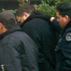Miembros de la policía argentina trasladan al ex paramilitar serbobosnio Milan Lukic