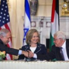 Benjamin Netanyahu estrecha la mano de Mahmud Abbas en presencia de Hillary Clinton.