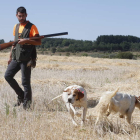 Borja Llamazares junto a dos de sus perros en el primer día de la media veda de caza que puede resumirse con una puesta en escena irregular en cuanto a la codorniz  dependiendo de la zona y que estuvo marcada además por las altas temperaturas. RAMIRO