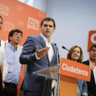 Albert Rivera, rodeado de otros dirigentes del partido, el miércoles, cuando anunció que Ciudadanos se abstendrá en la segunda vuelta de la investidura de Mariano Rajoy.