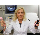 Marisa López-Teijón muestra el Babypod, el aparato patentado que se coloca en la vagina para comunicarse con el feto.