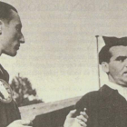 El leonés Luis Sáenz de la Calzada junto a García Lorca, ambos con el uniforme de La Barraca, en una imagen tomada en 1933. ARCHIVO