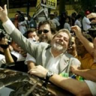 Luis Ignacio Lula da Silva saluda a sus seguidores tras votar