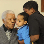 Nelson Mandela celebra junto a sus nietos Zesilo Hlongwane y Ziyanda Manaway su 94 cumpleaños.