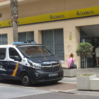 Un furgón de la Policía Nacional ante una oficina de Correos en Melilla. PAQUI SÁNCHEZ