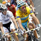 El español Alberto Contador (d) y el luxemburgués Andy Schleck durante la etapa.