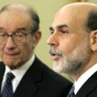Ben Bernanke (d), realiza declaraciones junto a Alan Greenspan