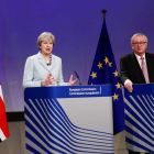 La primera ministra británica, Theresa May, y el presidente de la CE, Jean-Claude Juncker. O. HOSLET