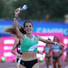Marta García celebra su triunfo en los 5.000 metros del Nacional. RFEA/MIGUÉLEZ