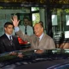 En la estudiada salida del hospital se pudo ver a un Chirac bronceado y en aparente buen estado