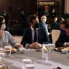 Ayuso y Martínez-Almeida conversan con Casado en el desayuno informativo del Fórum Europa. J.J. GUILLÉN