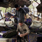 Miembros de las Fuerzas de Seguridad inspeccionan un autobús que ha sufrido un atetado con bomba en Peshawar.