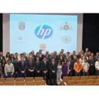 Foto de familia de los alumnos que se graduaron en el Observatorio Tecnológico de HP.