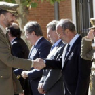 El Príncipe, que ayer visitó Valladolid, saluda al alcalde León de la Riva.