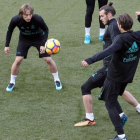 Modric, Bale y Kovacic, durante el entrenamiebnto de este viernes en Valdebebas.