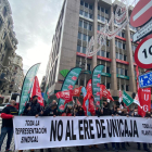 Los trabajadores de Unicaja, concentrados en el centro de León contra el cierre. RAMIRO