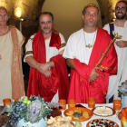 El presidente de El Borrallo, Jesús Prieto, entre Josefus Orologius y el actual César Augusto. A.V.