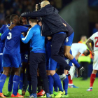 Los jugadores de Leicester City celebran la clasificación para cuartos ante la desolación sevillista. KEETON