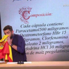 Imagen del polémico sketch de Dani Mateo en El Intermedio en el que se suena con la bandera.