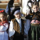 Grupos de La Coruña, Ponferrada y Villoria participaron en el festival folclórico, en el frontón.